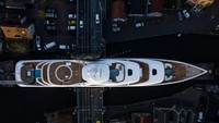 Pergerakan superyacht Project 817 menyebabkan gangguan serius di darat dan air. Kata Oossanen, kadang dibutuhkan hingga satu jam untuk melewati jembatan dan pasti membuat kemacetan di mana-mana.