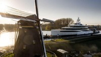 Feadship mengatakan durasi transfer bergantung pada beberapa faktor berbeda, seperti jadwal angin dan jembatan. Proses ini dapat memakan waktu antara dua hingga empat hari dan perjalanan superyacht Project 817 hingga empat hari.