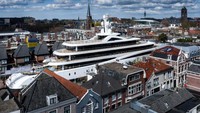 Superyacht ini diangkut dari fasilitas Pulau Kaag ke Laut Utara di Rotterdam pada minggu lalu. Oossanen merekam serangkaian gambar yang menakjubkan.