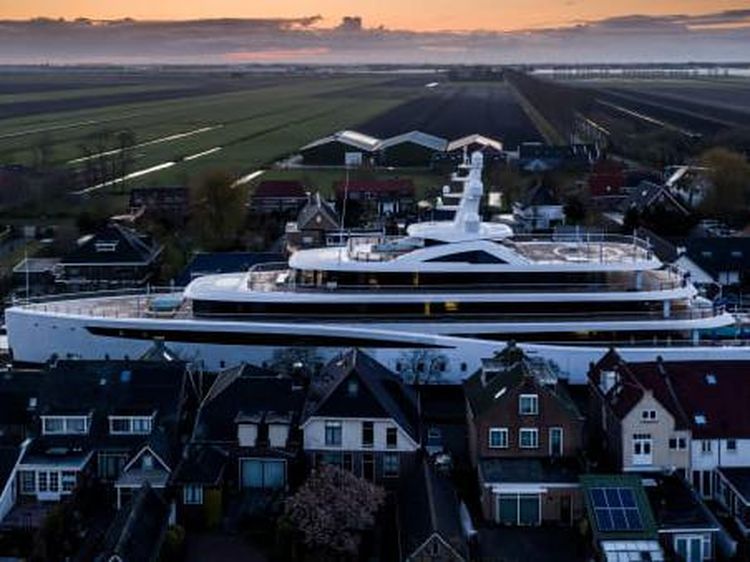 Foto Kapal Pesiar Raksasa Lintasi Kanal Pedesaan