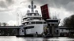 Foto Kapal Pesiar Raksasa Lintasi Kanal Pedesaan