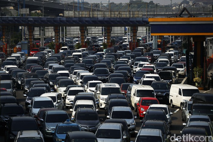 Macet panjang terjadi di ruas tol Jakarta-Bogor-Ciawi, Kamis (22/4/2021). Arus lalu lintas di ruas tol itu macet di tengah rencana kenaikan tarif tahun ini.