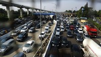Arus lalu lintas di ruas tol Jakarta-Bogor-Ciawi macet panjang, Kamis (22/04/2021).