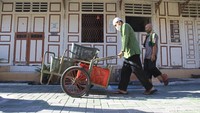 Petugas juga berkeliling kampung kauman untuk mengantarkan makanan takjil dengan menu gulai kambing.