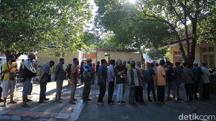 Tradisi Pembagian Takjil yang Khas di Masjid Gedhe Kauman Yogya Pengurus Masjid Gedhe Kauman Yogyakarta membagikan menu gulai kambing setiap hari kamis selama bulan Ramadhan.