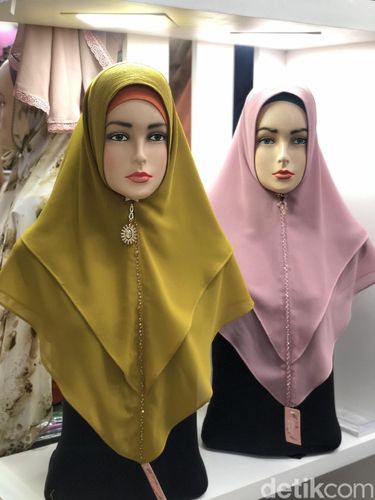 Tren khimar ceko di toko Hanni Collection, Blok A, Thamrin City dengan beragam pilihan warna.