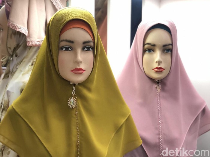 tren baju lebaran Tren khimar ceko di toko Hanni Collection, Blok A, Thamrin City dengan beragam pilihan warna.