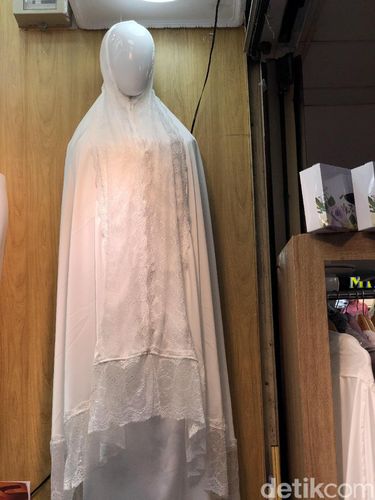 Tren mukena di Pasar Tanah Abang.