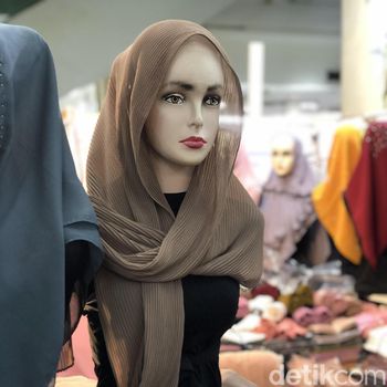 Tren hijab plisket di Thamrin City.