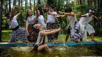Tujuh orang penari yang berasal dari sanggar tari Bongkeng Art Space membawakan tarian alam selama tujuh jam tanpa henti.  