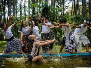 7 Jam Menari Tanpa Henti Demi Memperingati Hari Bumi