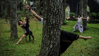 Sejumlah penari menampilkan tarian teatrikal tentang alam pada peringatan Hari Bumi di Taman Hutan Raya Juanda, Kabupaten Bandung, Jawa Barat, Kamis (22/4/2021). 
