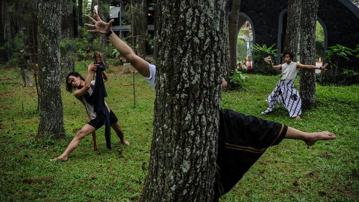 TUJUH JAM MENARI UNTUK PERINGATI HARI BUMI Sejumlah penari menampilkan tarian teatrikal tentang alam pada peringatan Hari Bumi di Taman Hutan Raya Juanda, Kabupaten Bandung, Jawa Barat, Kamis (22/4/2021). Tujuh orang penari yang berasal dari sanggar tari Bongkeng Art Space membawakan tarian alam selama tujuh jam tanpa henti untuk memperingati Hari Bumi. ANTARA FOTO/Raisan Al Farisi/wsj.