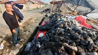 Warga berharap tumpahan minyak bisa dibersihkan secepatnya.