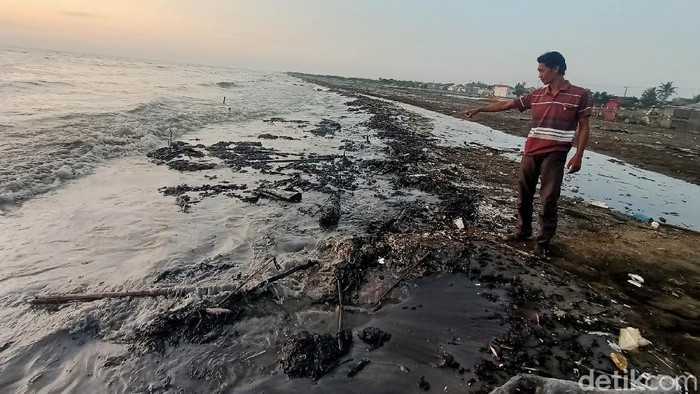 Tumpahan Minyak Cemari Pantai di Karawang Tumpahan minyak kembali mencemari pantai pesisir Karawang. Tumpahan minyak banyak menumpuk di bibir pantai Dusun Sungai Manuk, Sungai Buntu, Kecamatan Pedes.
