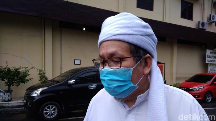 Ustaz Tengku Zul ikut datang ke Polrestabes Medan. Dia mengaku diminta mendamaikan kasus yang melibatkan FUI Sumut tersebut (Datuk Haris/detikcom) Ustaz Tengku Zul ikut datang ke Polrestabes Medan. Dia mengaku diminta mendamaikan kasus yang melibatkan FUI Sumut tersebut (Datuk Haris/detikcom)