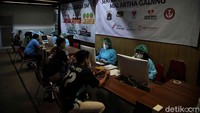 Akumindo sudah meminta dan mengimbau anggotanya yang termasuk pedagang pasar agar segera divaksinasi. Karena dengan adanya vaksin ini menimbulkan kepercayaan untuk membentengi diri kita dari COVID-19. Dampak vaksinasi ini untuk pemulihan ekonomi ini sangat besar sekali. Pemerintah optimistis di 2021 ini terjadi peningkatan perekonomian. Mudah-mudahan dengan program vaksinasi ini di kuartal I 2021  bisa masuk ke tren positif. Harapannya di tahun 2021 ini vaksin dapat memberikan keamanan dan kenyamanan  masyarakat agar kembali bergeliat di bidang ekonomi dan bisnis kembali lancar.