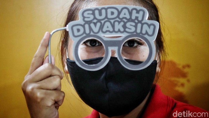 Vaksinasi Terkini Sasar Pelaku Usaha Pemulihan Ekonomi Ratusan pelaku usaha dan pegawai mall menjalani vaksin COVID-19 dosis pertama di kawasan Mal Artha Gading, Jakarta Utara, Kamis (22/4).