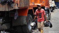 Peningkatan volume sampah sebesar 20 persen dibandingkan hari biasa.