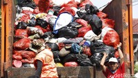 Pada bulan Ramadhan 1442 Hijriah, volume sampah mengalami peningkatan.