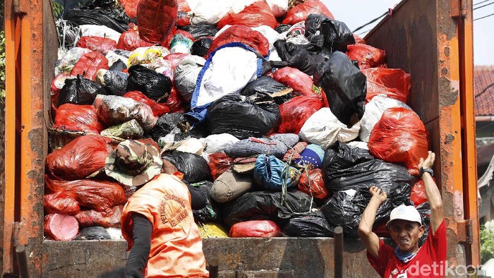 Pekerja membuang sampah ditempat pembuangan sampah sementara di kawasan Kampung Makasar, Jakarta Timur, Kamis (22/04/2021). Volume sampah pada bulan Ramadan 1442 Hijriah meningkat sebesar 20 persen dibandingkan hari biasa.