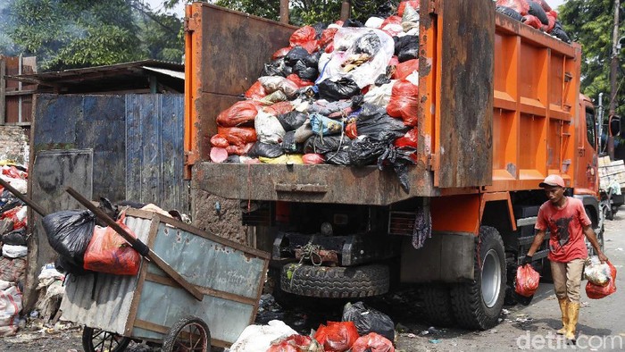 Pekerja membuang sampah ditempat pembuangan sampah sementara di kawasan Kampung Makasar, Jakarta Timur, Kamis (22/04/2021). Volume sampah pada bulan Ramadan 1442 Hijriah meningkat sebesar 20 persen dibandingkan hari biasa.