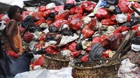 Seorang pemulung sedang memilah sampah yang masih bernilai di tempat pembuangan sementara tersebut.