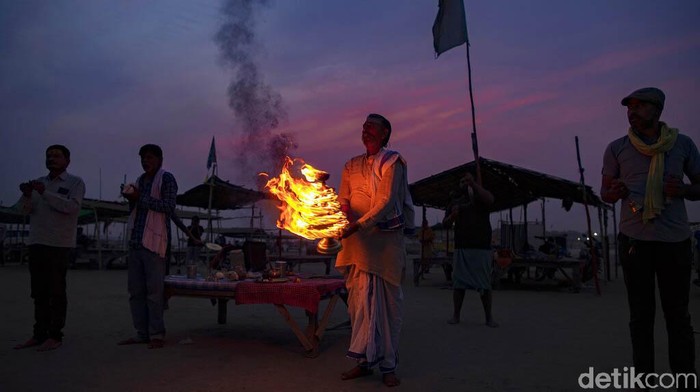Umat Hindu di India menggelar festival Ramnavami untuk merayakan kelahiran Sang Rama. Festival berlangsung di tengah mengganasnya COVID-19 di India.
