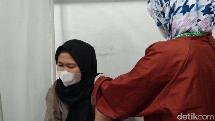 Warga Majalengka antusias mengikuti vaksinasi malam hari