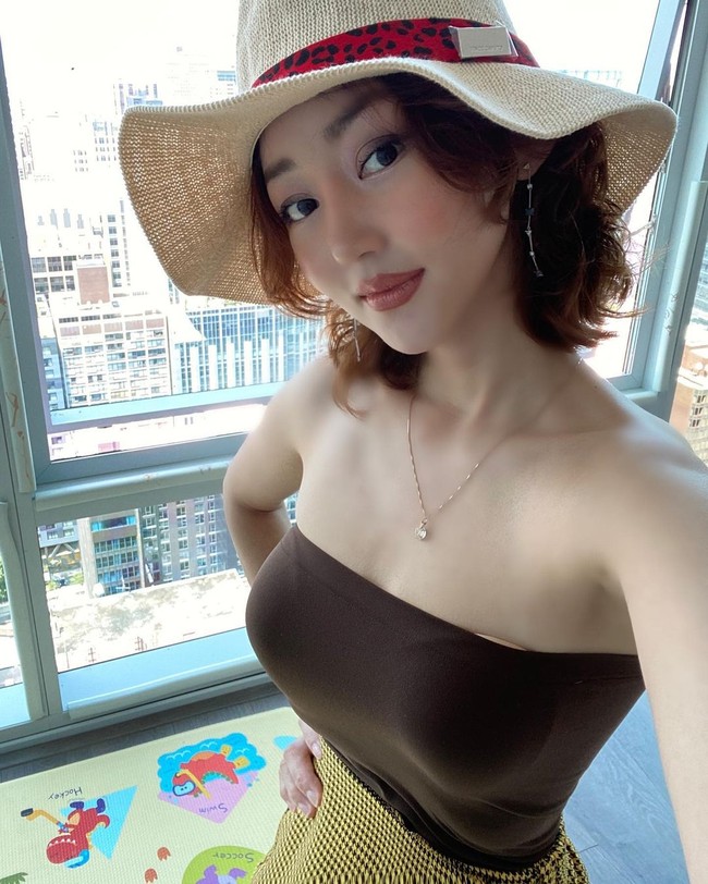 Karena hal itu, ia sering menyewa jasa bodyguard ketika mengunjungi sejumlah acara. Yeonmi pun mengaku takut jika nasibnya akan berakhir seperti jurnalis Jamal Khashoggi yang dibunuh di Turki pada 2018 karena menyuarakan kebenaran. Foto: Instagram @yeonmi_park