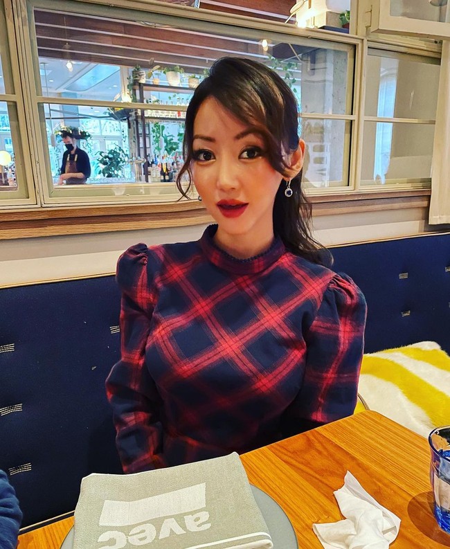 Yeonmi kecil harus mengalami berbagai kisah tidak menyenangkan selama tinggal di Korea Utara, mulai dari makan serangga untuk bertahan hidup, melihat mayat bergelimpangan, hingga diperkosa setelah diculik bersama ibunya. Foto: Instagram @yeonmi_park