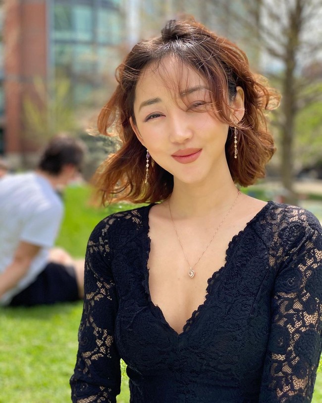 Dikatakan jika Yeonmi Park kabur dari Korut melewati sungai yang membeku di China. Dibawa oleh penyelundupnya sayangnya kemudian ia dan ibunya diculik lalu dijual dan diperkosa. Mereka lalu melarikan diri ke Mongolia sebelum akhirnya sampai di Korea Selatan lalu pindah ke Amerika Serikat di 2014. Foto: Instagram @yeonmi_park