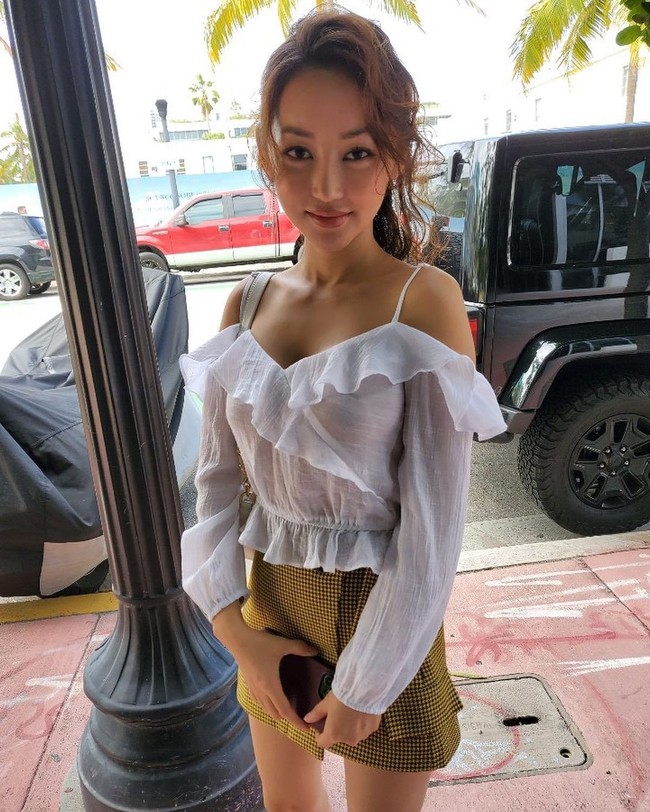 Menurut Yeonmi Park, kesengsaraan yang terjadi di belahan dunia lain tak sebanding dengan di bekas negaranya. Sejak kecil, ia sudah sering melihat orang mati karena kelaparan. Menurutnya hal tersebut dikarenakan obsesi Korea Utara untuk membuat senjata nuklir. Foto: Instagram @yeonmi_park