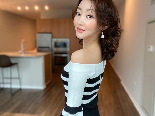 Sesampainya di Chicago, AS, Yeonmi menjadi aktivis yang membeberkan kisahnya dan menuntut kebebasan HAM orang-orang di Korea Utara. Karena itu lah, wanita 27 tahun tersebut dikatakan menjadi target incaran Kim Jong Un. Foto: Instagram @yeonmi_park