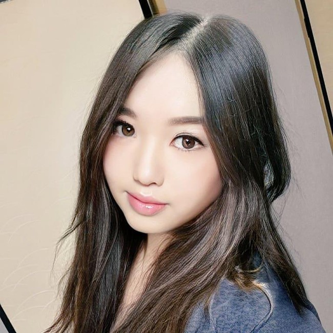 Sebuah akun Instagram menjadi perhatian karena potret cantik yang dibagikannya. Jika sekilas dilihat, tak ada yang terlalu aneh dengan wanita di akun itu, hanya saja wajahnya tampak diedit. Tapi tahukah kamu jika pria berusia 50 tahunan adalah sosok di balik foto-foto cantik tersebut? Foto: Instagram @zaitaku_iyada