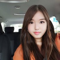 Dilihat dari foto-fotonya, tampaknya pria tersebut memang benar-benar mengambil foto sendiri sebelum diedit dengan aplikasi. Ia tampak sering selfie di berbagai tempat, mulai dari kamar, mobil,hingga tempat hiburan. Foto: Instagram @zaitaku_iyada