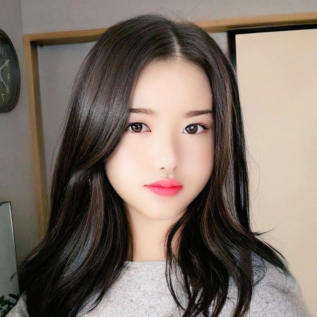 Aku adalah om-om berusia 50 tahunan yang biasanya bekerja di rumah. Aku kecanduan FaceApp dan aku suka mengunggah foto-foto selfie dengan editan yang menggemaskan, tulisnya. Foto: Instagram @zaitaku_iyada