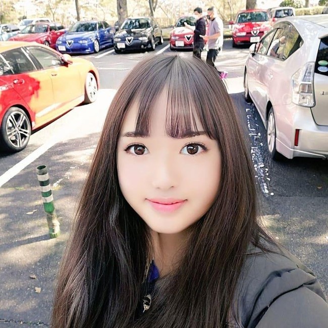 Belakangan foto-fotonya pun jadi viral dan diperbincangkan karena membuat banyak orang tak percaya. Ada yang merasa jijik tapi banyak pula yang memuji kemampuan om-om tersebut dalam mengedit wajahnya hingga tampak seperti nyata. Foto: Instagram @zaitaku_iyada