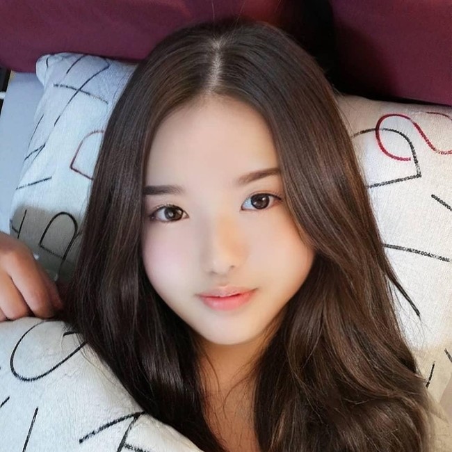 Tak seperti kebanyakan pria seusianya, pria itu mengaku hobi menghabiskan waktu berfoto selfie, mengedit, lalu mengunggahnya ke media sosial. Tapi berbeda dengan beberapa cosplayer yang awalnya menyembunyikan identitas asli mereka sebagai pria, ia memilih mengaku terus terang kepada follower. Foto: Instagram @zaitaku_iyada