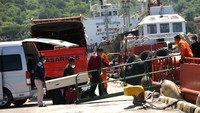 Tim Basarnas menaikan peralatan ke atas KN SAR Antasena di Pelabuhan Tanjung Wangi Banyuwangi, Jawa Timur. Badan Pencarian dan Penyelamatan Nasional (Basarnas) mendatangkan satu unit alat pendeteksi benda bawah laut remote operation vehicle (ROV) untuk membantu proses pencarian kapal selam KRI Nanggala-402 yang hilang kontak sejak Rabu (21/4) pagi di perairan utara Laut Bali. ANTARA FOTO/BUDI CANDRA SETYA.