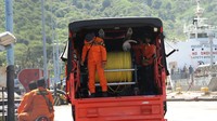 Tim Komite Nasional Keselamatan Transportasi (KNKT) melihat peralatan yang akan dinaikan ke atas KN SAR Antasena di Pelabuhan Tanjung Wangi Banyuwangi, Jawa Timur, Jumat (23/4/2021). ANTARA FOTO/BUDI CANDRA SETYA.
