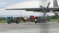 Prajurit TNI mengawasi proses bongkar muat peralatan SAR yang baru tiba di Bandara Banyuwangi, Jawa Timur, Jumat (23/4/2021). ANTARA FOTO/BUDI CANDRA SETYA.