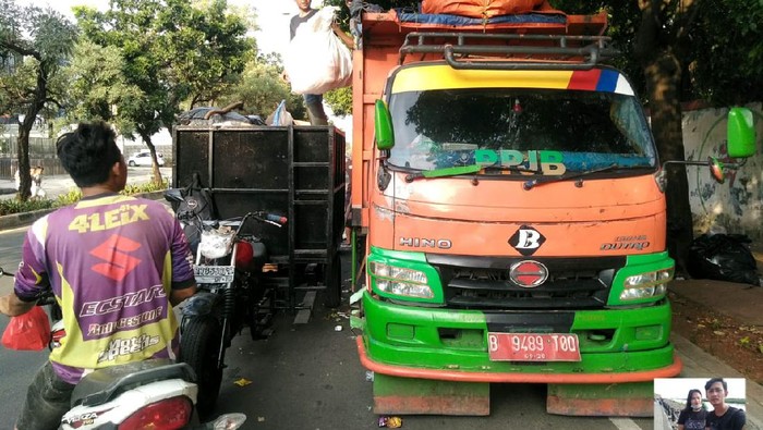 Aki Truk Sampah Milik Sudin LH Jakbar Dicuri pada Kamis (22/4) malam di Jl Lapangan Bola, Kebon Jeruk, Jakbar.
