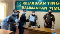 Kejati Kaltim yang diwakili Kasi C Bidang Intel Kejati Kaltim, Erwin sudah menerima tuntutan mahasiswa dan akan segera mengambil langkah awal. Tak mau berandai-andai terlalu jauh tanpa memastikan dulu dokumen fakta persidangan yang telah disuarakan mahasiswa dari FAM Kaltim. Foto: dok. FAM Kaltim