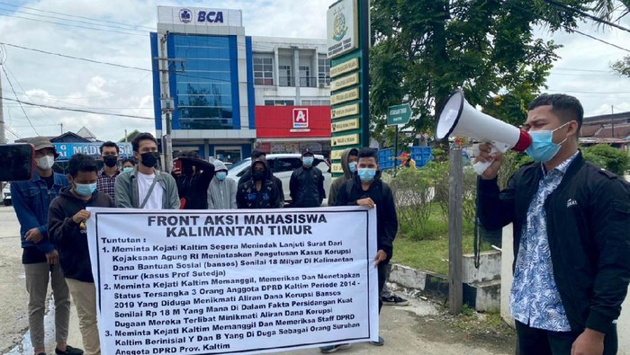 Aksi Mahasiswa Kaltim Tagih Janji Kejagung Tuntaskan Kasus Mahasiswa yang tergabung dalam Front Aksi Mahasiswa (FAM) Kaltim, menggelar aksi di depan Kejati Kaltim menuntut penyelesaian kasus mangkrak bansos pendidikan Rp 18 M.