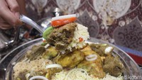 Karena selalu jadi pilihan sebagai tempat untuk berbuka puasa, restoran Al Kabsa juga selalu menyediakan takjil gratis setiap bulan Ramadhan. Ada kurma dan aneka minuman. Foto: detikcom/Riska Fitria