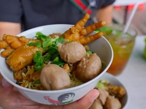 Aldi Taher Jualan Mie Ayam, Ini Penilaian 5 YouTuber Kuliner Soal Rasanya