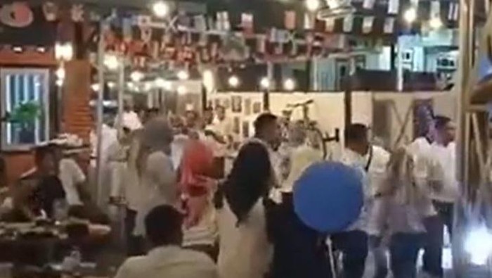 Viral anggota Polda Jambi tengah berpesta tanpa menggunakan masker dengan sekumpulan orang. Kapolda Jambi, Irjen A Rachmad Wibowo, menyebut oknum tersebut tengah diperiksa.