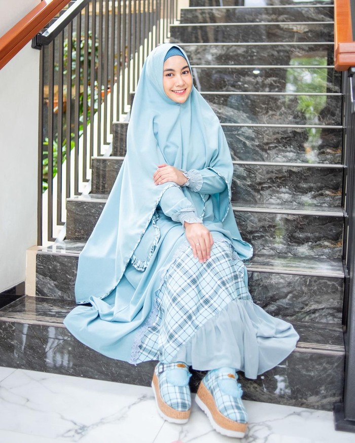 Anisa Rahma Adi Kisah hijrah Anisa Rahma Adi, dulu anggota girl band kini tampil syari.