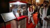 Pameran ini menceritakam tentang beberapa peninggalan Rasulullah SAW dan para sahabatnya.